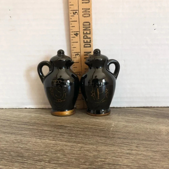 Vtg Novelty Salt and Pepper Shakers - Picture 12 of 12